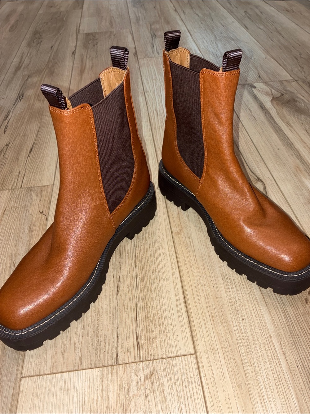 SAM EDELMAN NWOT Women’s Stylish Pull On Carmel Brown Chelsea Lug Boots Size 8. - Picture 4 of 12